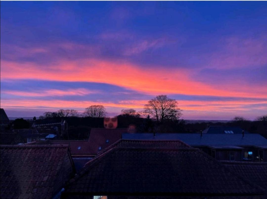 Sunset View, 2 Bedrooms In The Heart Of Holt With Parking Exteriör bild